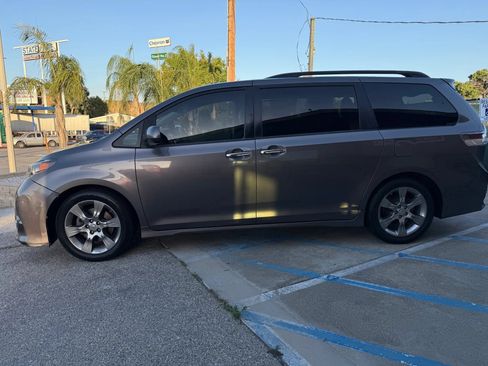 Used 2014 Toyota Sienna SE FWD image 6