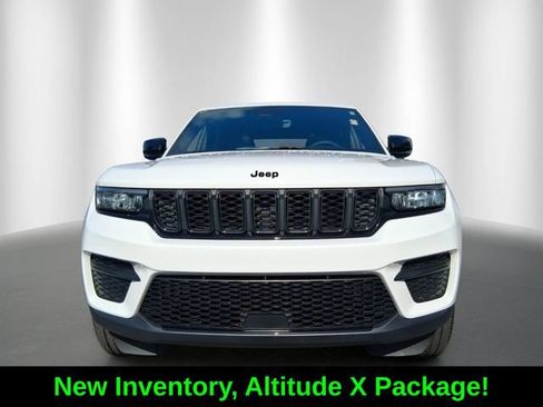 Certified 2025 Jeep Grand Cherokee Altitude AWD/4WD image 2