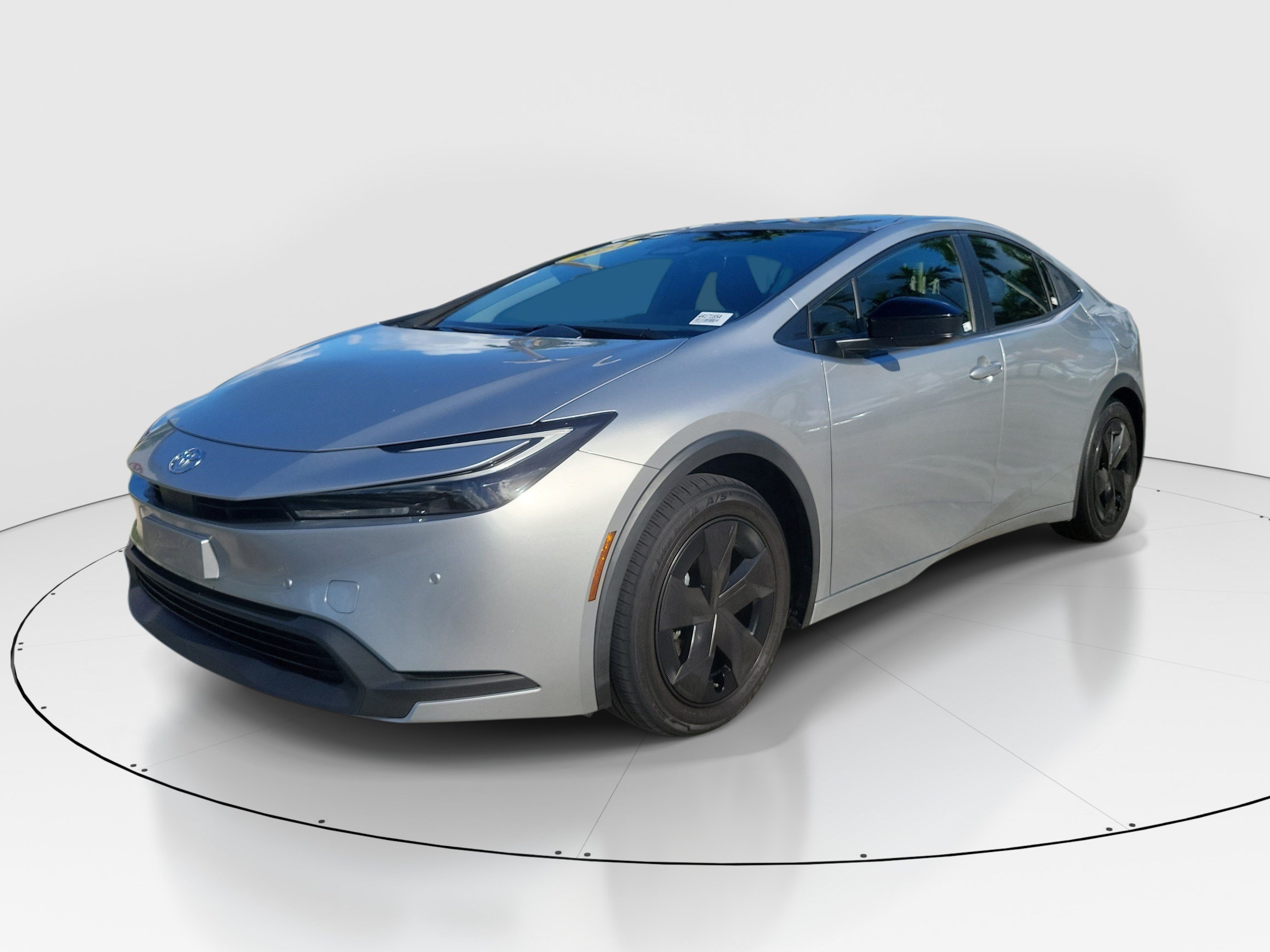 Used 2024 Toyota Prius LE FWD image 3