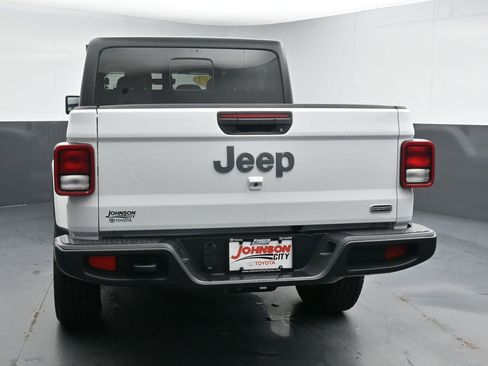 Used 2023 Jeep Gladiator Overland AWD/4WD image 7