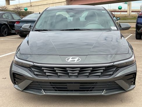 Used 2025 Hyundai Elantra SEL image 3