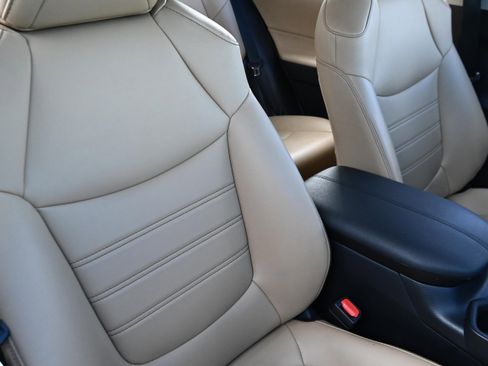 Used 2022 Toyota RAV4 XLE Premium image 29