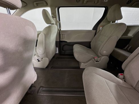 Used 2019 Toyota Sienna L image 23