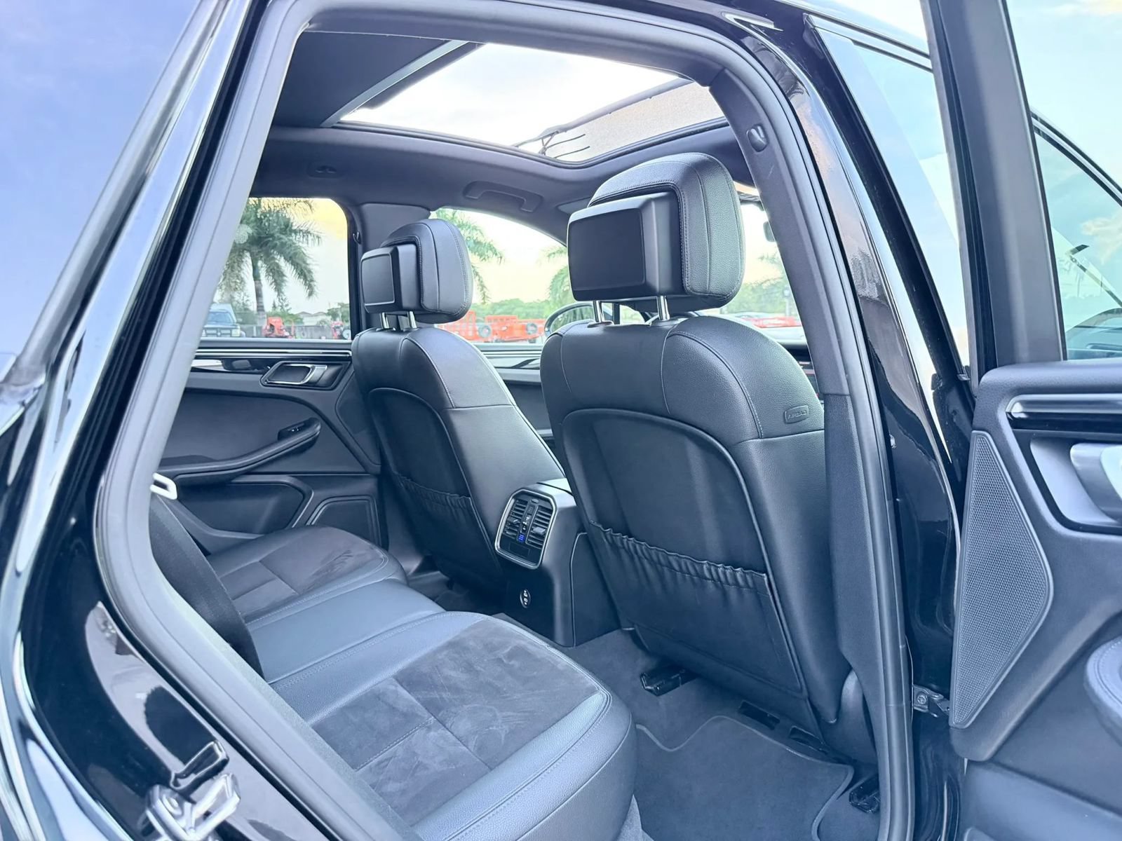 Used 2020 Porsche Macan AWD/4WD image 42