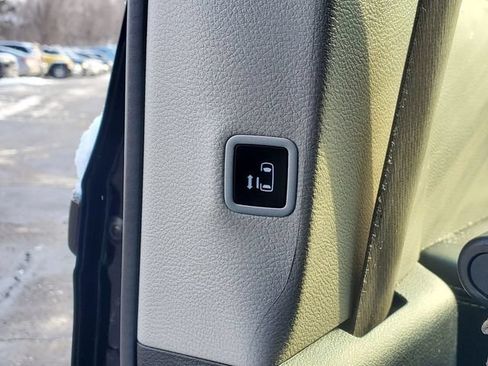 Used 2024 Chrysler Pacifica Touring-L FWD image 25