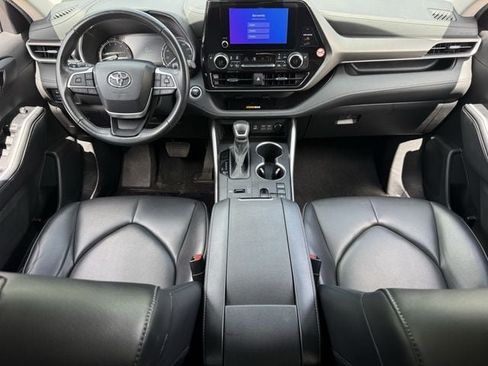 Used 2024 Toyota Highlander XLE FWD image 11