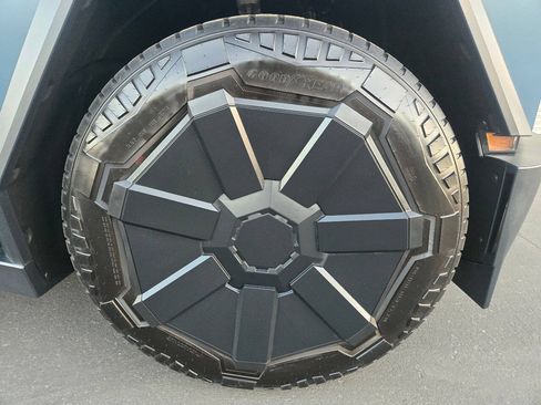 Used 2024 Tesla Cybertruck AWD Crew Cab image 19
