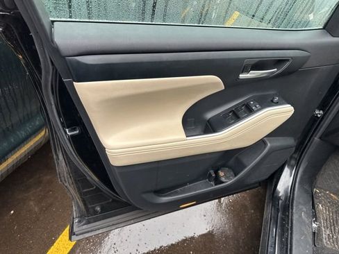 Used 2023 Toyota Highlander XLE image 11