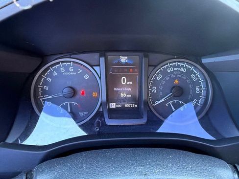 Used 2017 Toyota Tacoma SR5 AWD/4WD image 9