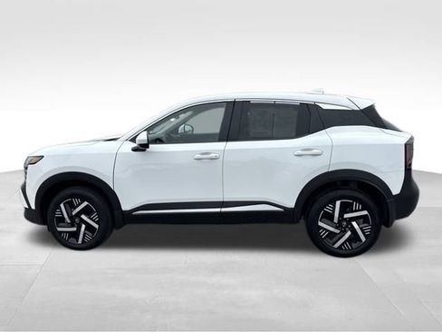 Used 2025 Nissan Kicks SV w/ Illumination Package image 2