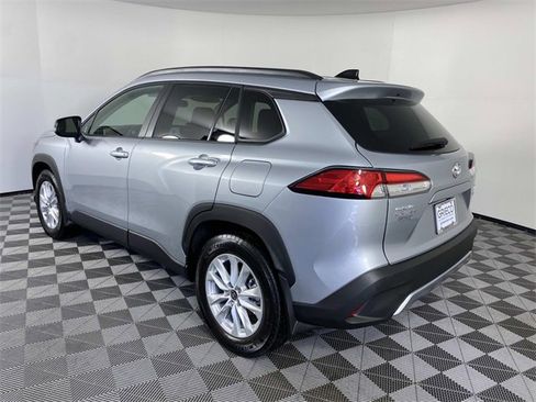 Used 2025 Toyota Corolla Cross LE image 6