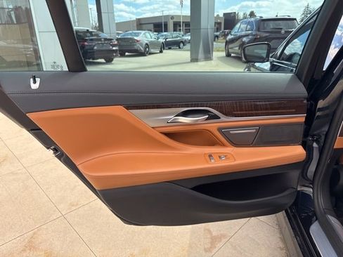 Used 2021 BMW 750i xDrive w/ M Sport Package image 34