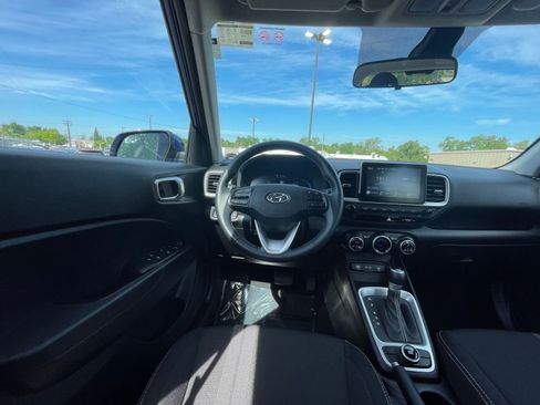Used 2025 Hyundai Venue SEL image 34
