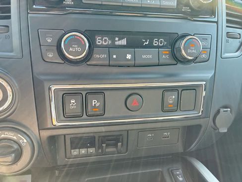 Used 2023 Nissan Titan SV w/ SV Convenience Package AWD/4WD image 17