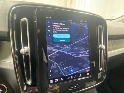 Used 2025 Volvo XC40 B5 Plus image 18