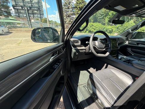 Used 2024 Jeep Wagoneer L Series II w/ Flexible Seating Group AWD/4WD image 8