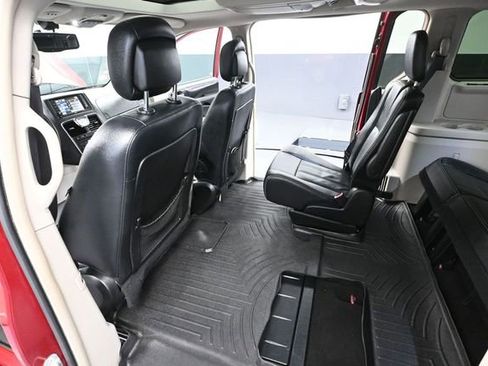 Used 2016 Chrysler Town & Country Touring-L FWD image 28