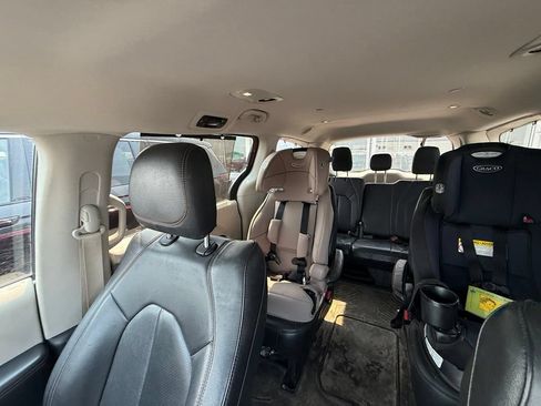 Used 2019 Chrysler Pacifica Touring-L FWD image 24