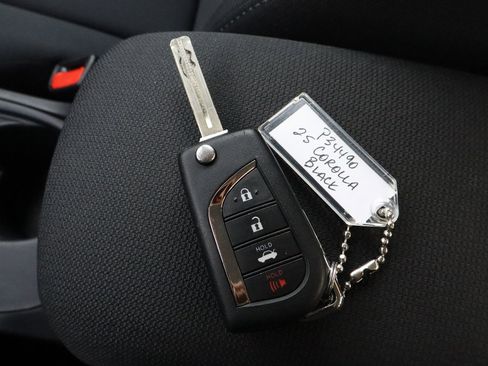 Used 2025 Toyota Corolla LE image 28