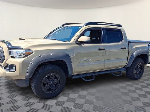 Used 2018 Toyota Tacoma TRD Sport RWD image 4