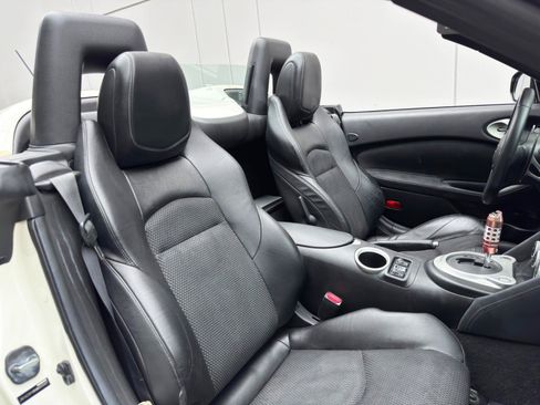 Used 2010 Nissan 370Z Touring RWD image 28