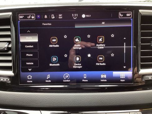 Used 2023 Chrysler Pacifica Touring-L FWD image 3