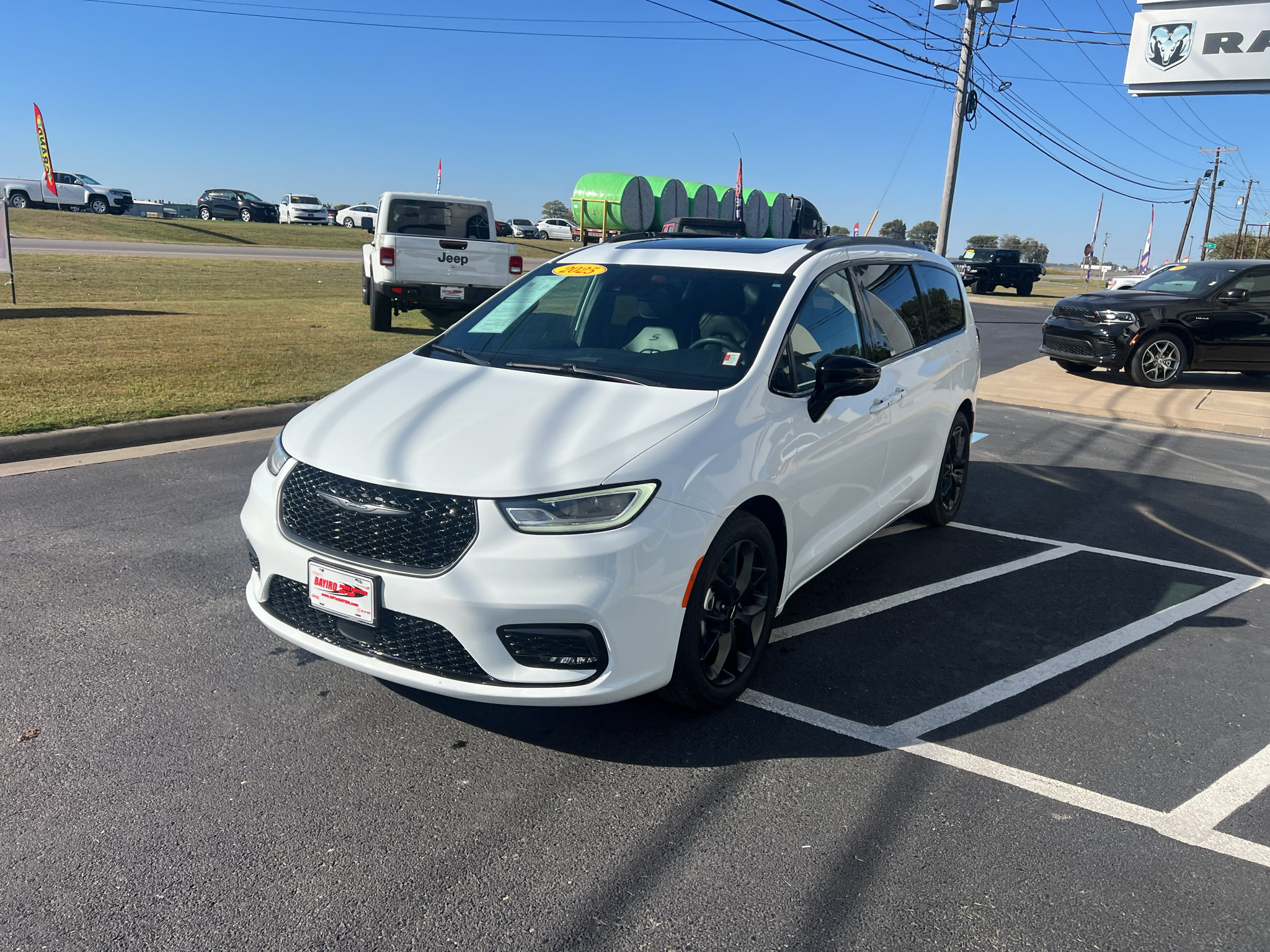 Used 2025 Chrysler Pacifica Limited FWD image 4