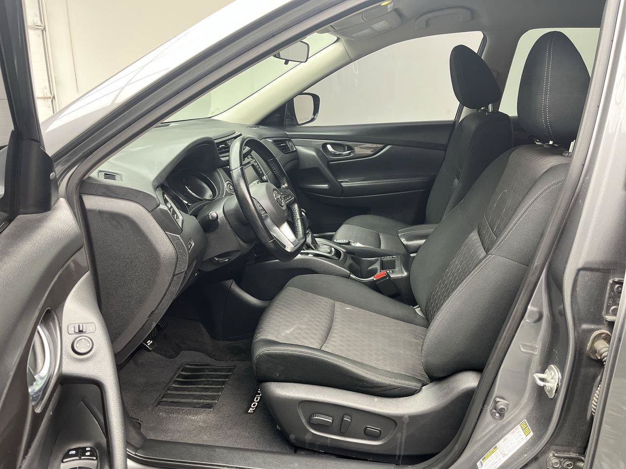 Used 2020 Nissan Rogue SV AWD/4WD image 3