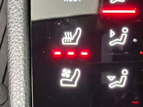 Used 2023 Porsche Macan Turbo image 32