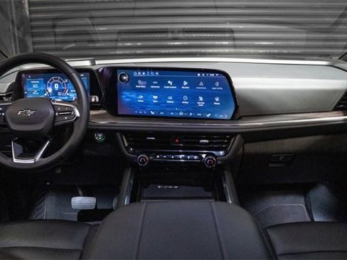 Used 2025 Chevrolet Suburban Z71 image 20