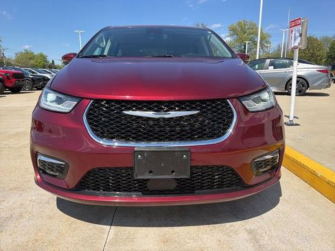Used 2023 Chrysler Pacifica Touring-L FWD image 2