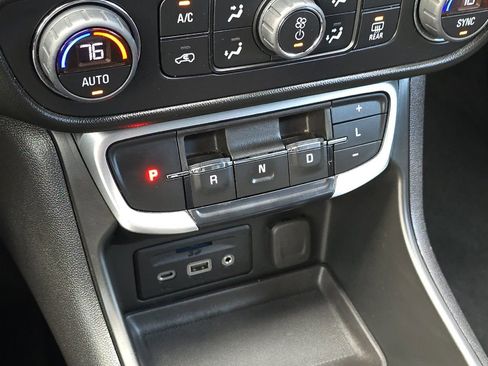 Used 2022 GMC Terrain SLT image 21