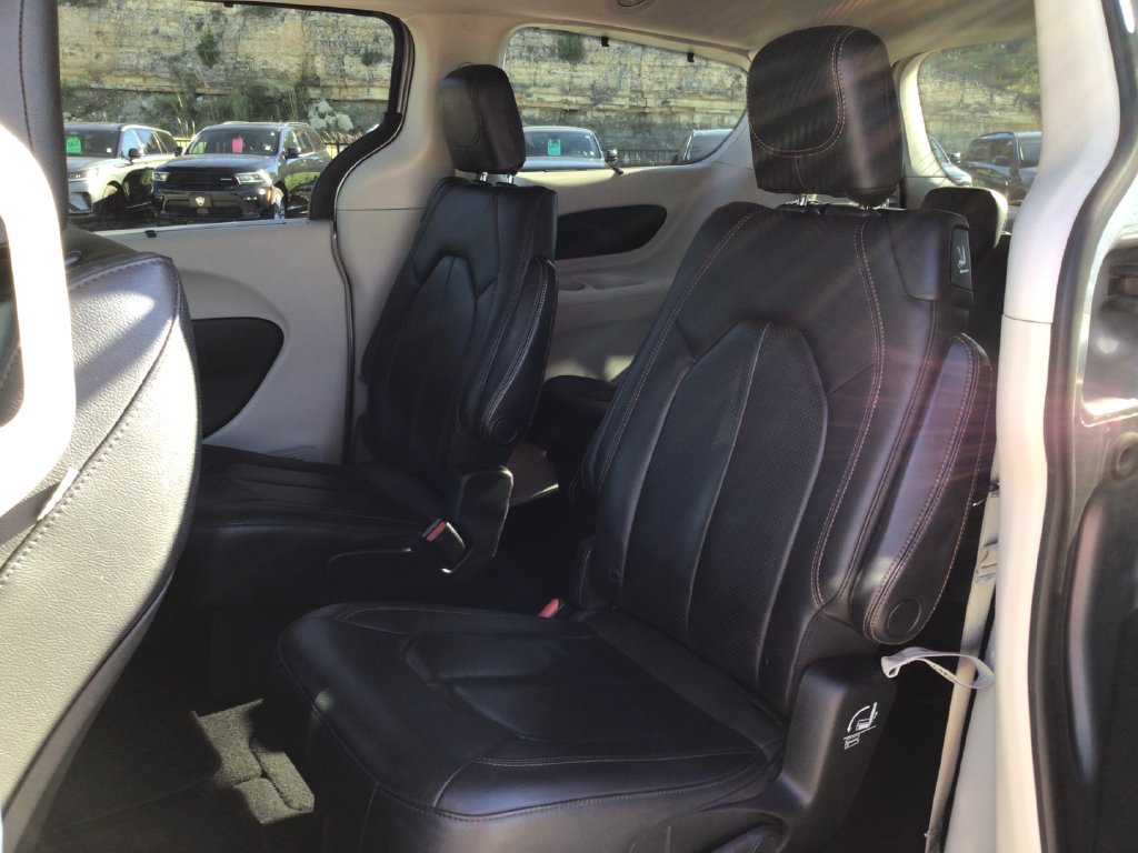 Used 2020 Chrysler Pacifica Touring-L FWD image 24