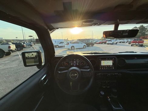 Used 2022 Jeep Gladiator Sport image 13