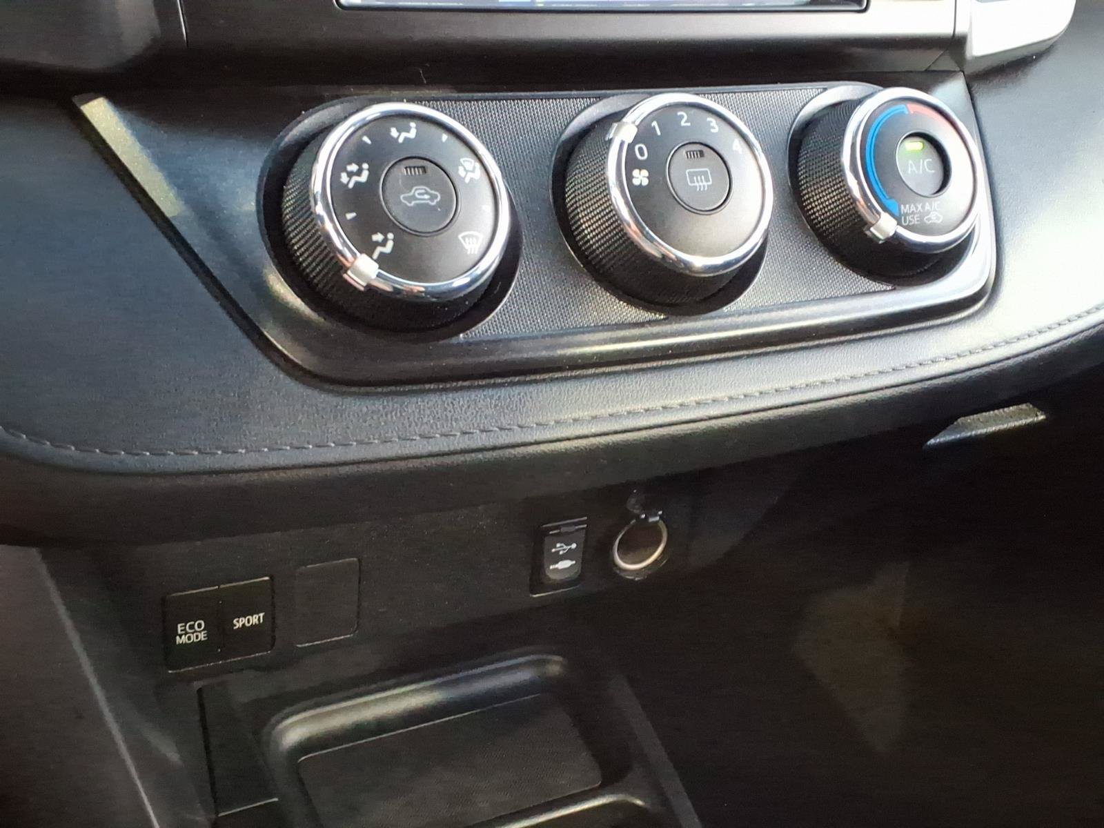 Used 2016 Toyota RAV4 LE FWD image 18