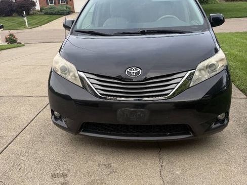 Used 2012 Toyota Sienna XLE w/ Entertainment Pkg FWD image 6