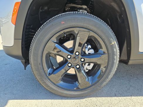 New 2025 Jeep Grand Cherokee Altitude image 21