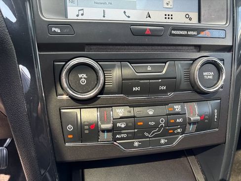 Used 2018 Ford Explorer XLT w/ Equipment Group 202A AWD/4WD image 26