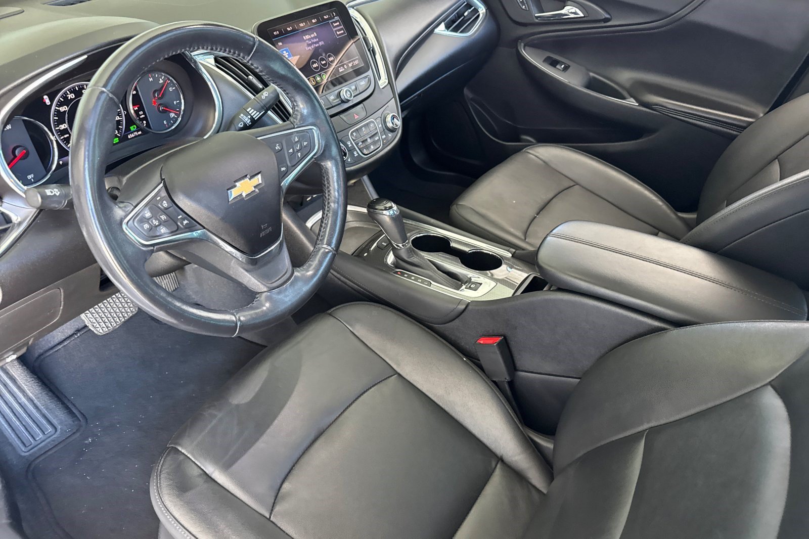 Used 2019 Chevrolet Malibu Hybrid w/ Leather Package FWD image 4