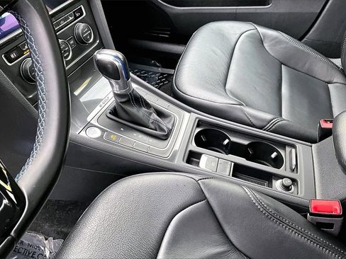 Used 2018 Volkswagen e-Golf SE w/ DC Fast Charging Package image 18