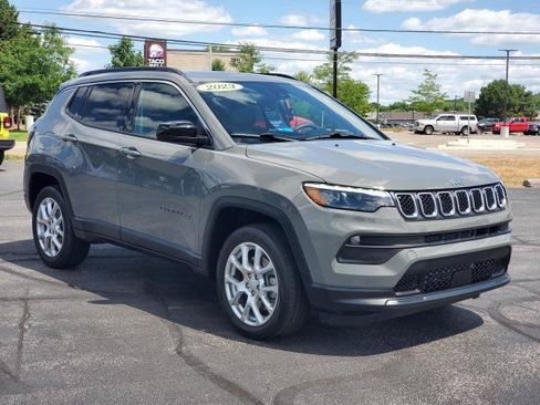 Used 2023 Jeep Compass Latitude w/ Sun and Sound Group AWD/4WD image 2