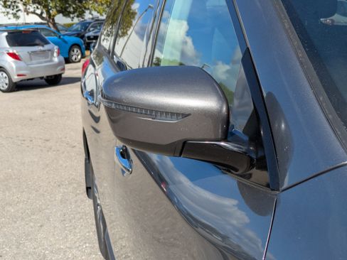 Used 2018 Nissan Pathfinder SV image 12