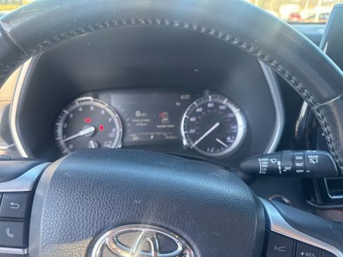 Used 2022 Toyota Highlander XLE image 8
