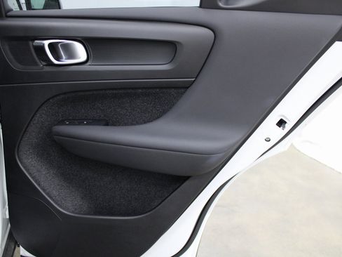 Used 2025 Volvo XC40 B5 Plus image 19