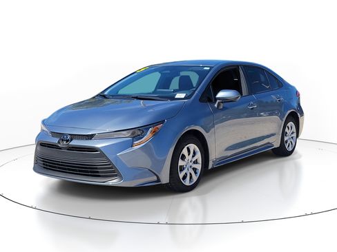 Used 2025 Toyota Corolla LE image 3