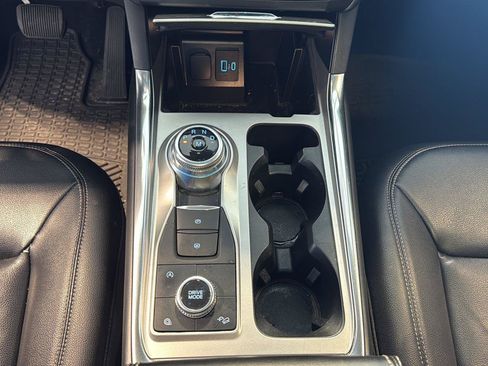 Used 2020 Ford Explorer XLT w/ Equipment Group 202A AWD/4WD image 25