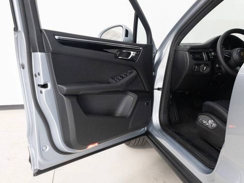 Certified 2026 Porsche Macan AWD/4WD image 10