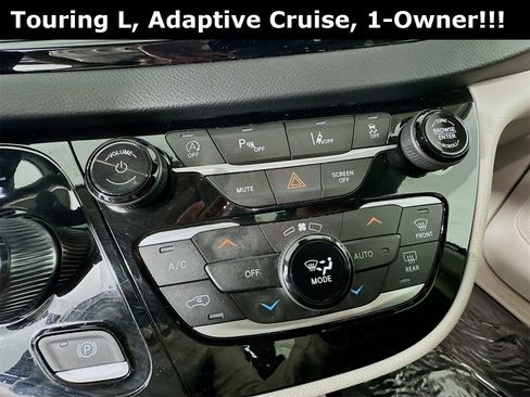 Used 2024 Chrysler Pacifica Touring-L image 34