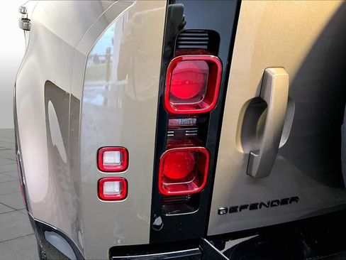 Used 2024 Land Rover Defender 110 X-Dynamic SE AWD/4WD image 28