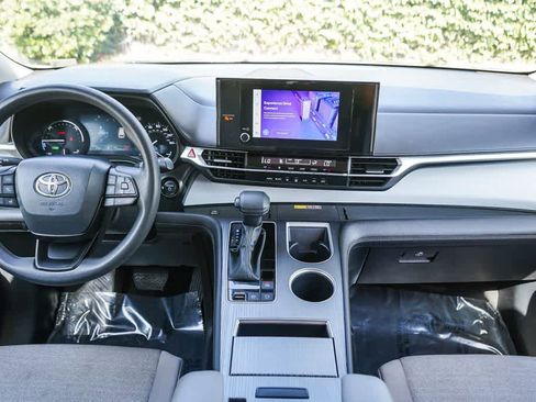 Used 2025 Toyota Sienna LE FWD image 12